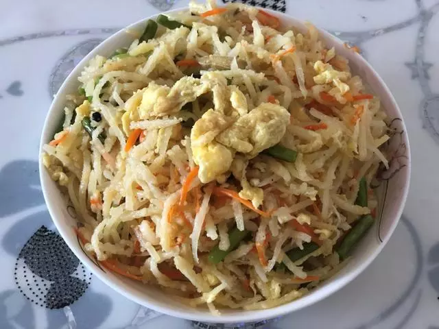 土豆不要炒著吃了,這樣簡單一做,主食和菜都有了,全家搶著吃!