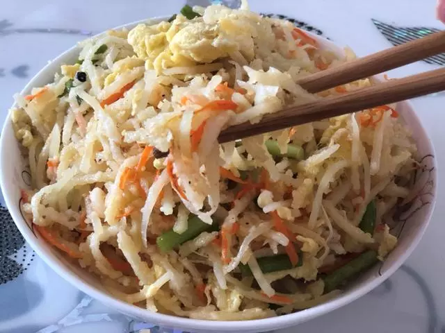 土豆不要炒著吃了,這樣簡單一做,主食和菜都有了,全家搶著吃!