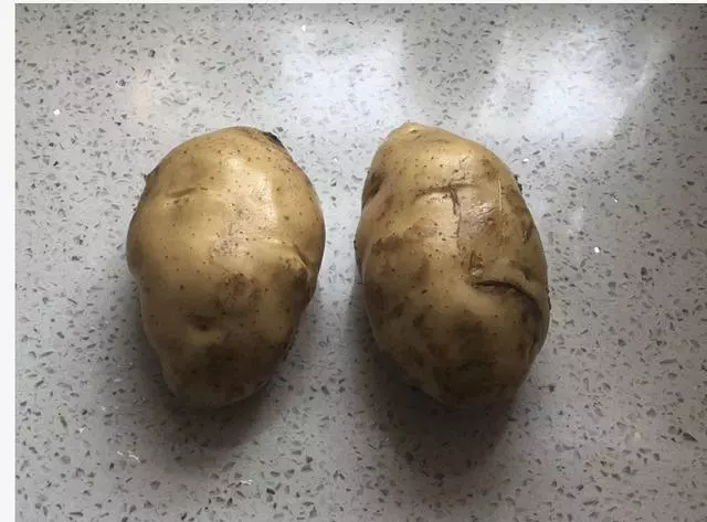 土豆不要炒著吃了,這樣簡單一做,主食和菜都有了,全家搶著吃!