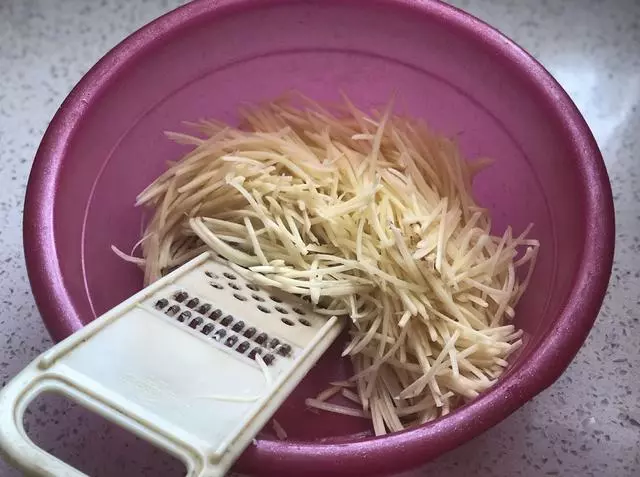 土豆不要炒著吃了,這樣簡單一做,主食和菜都有了,全家搶著吃!