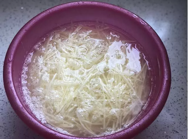 土豆不要炒著吃了,這樣簡單一做,主食和菜都有了,全家搶著吃!