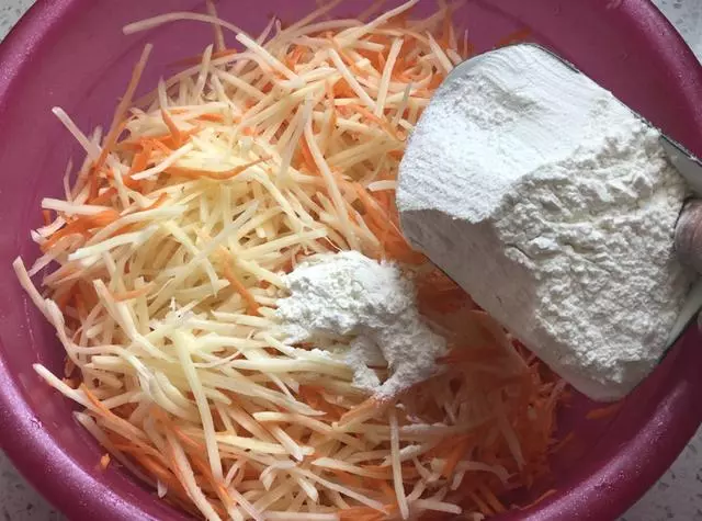 土豆不要炒著吃了,這樣簡單一做,主食和菜都有了,全家搶著吃!