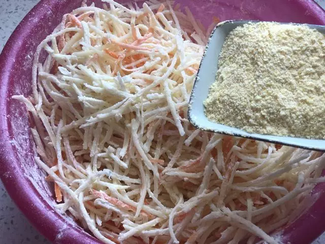 土豆不要炒著吃了,這樣簡單一做,主食和菜都有了,全家搶著吃!
