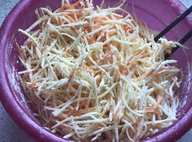 土豆不要炒著吃了,這樣簡單一做,主食和菜都有了,全家搶著吃!