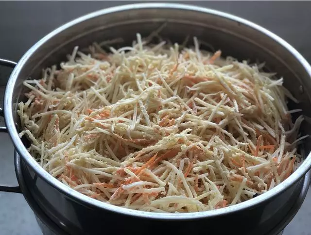 土豆不要炒著吃了,這樣簡單一做,主食和菜都有了,全家搶著吃!