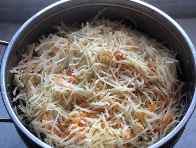 土豆不要炒著吃了,這樣簡單一做,主食和菜都有了,全家搶著吃!
