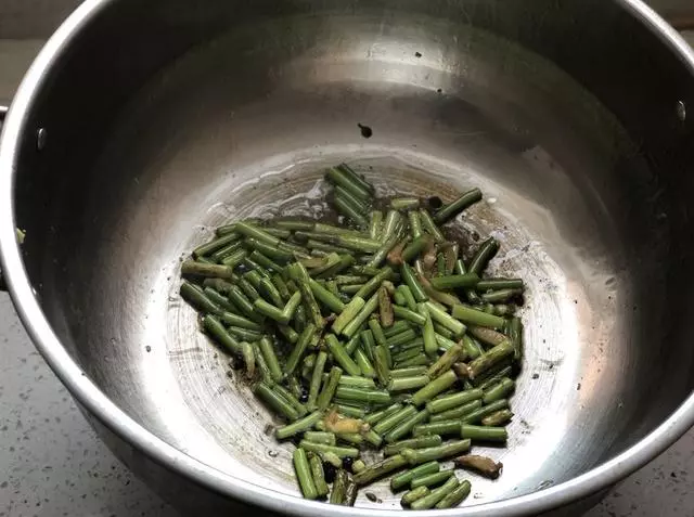 土豆不要炒著吃了,這樣簡單一做,主食和菜都有了,全家搶著吃!
