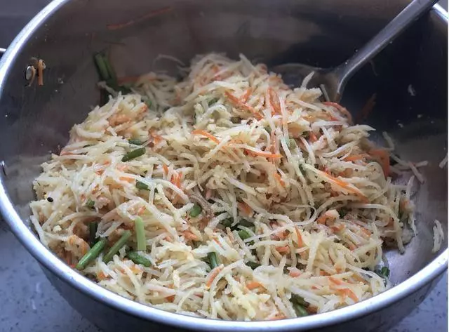 土豆不要炒著吃了,這樣簡單一做,主食和菜都有了,全家搶著吃!