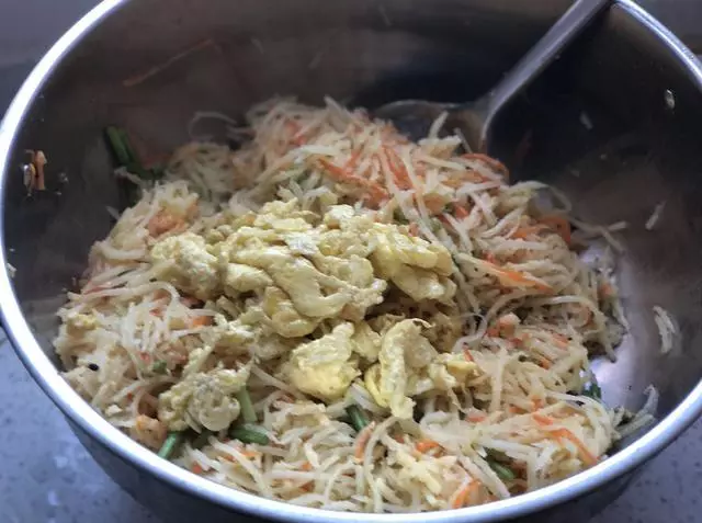 土豆不要炒著吃了,這樣簡單一做,主食和菜都有了,全家搶著吃!