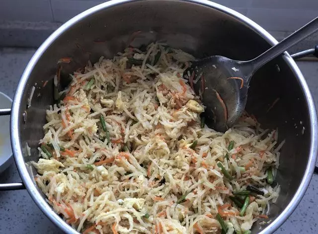 土豆不要炒著吃了,這樣簡單一做,主食和菜都有了,全家搶著吃!