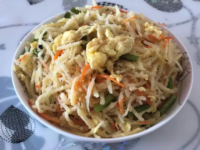 土豆不要炒著吃了,這樣簡單一做,主食和菜都有了,全家搶著吃!