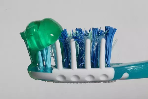 14個每天都會用到「但我們一直用錯」的日常用品 果凍蓋子當湯匙太猛!