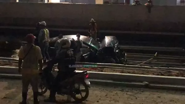華裔女司機駕駛奧迪,撞寶馬踩油逃, 再撞四驅車!