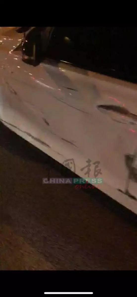 華裔女司機駕駛奧迪,撞寶馬踩油逃, 再撞四驅車!