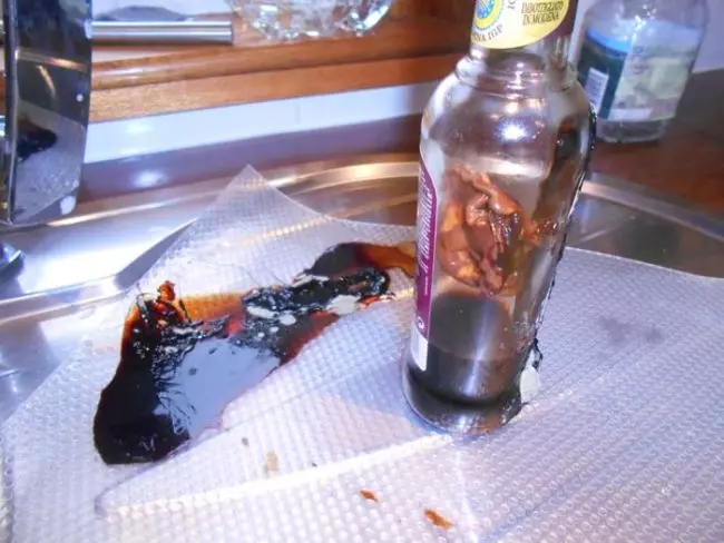 醋擺在櫥櫃的角落多年 拿出來發現裡面長出了一顆心臟