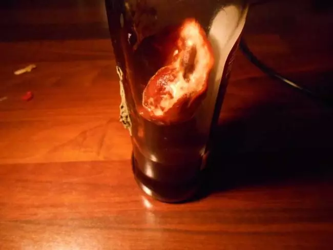 醋擺在櫥櫃的角落多年 拿出來發現裡面長出了一顆心臟