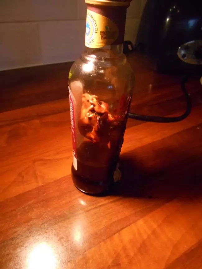 醋擺在櫥櫃的角落多年 拿出來發現裡面長出了一顆心臟