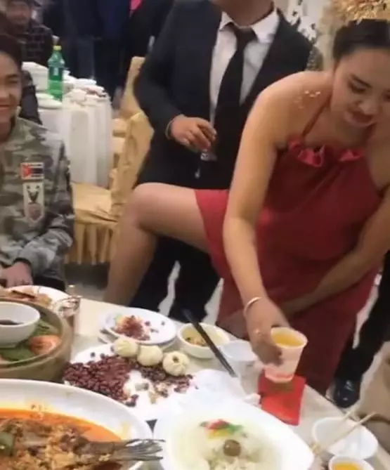 最霸氣新娘在婚禮上一個姿勢,網友:一不小心暴露了職業!