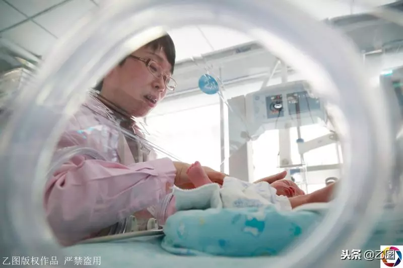 孕婦懷孕6個月在家產「掌心寶寶」,急壞家人,住保溫箱2月活下來