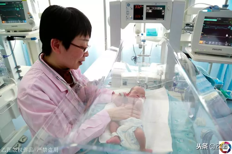 孕婦懷孕6個月在家產「掌心寶寶」,急壞家人,住保溫箱2月活下來