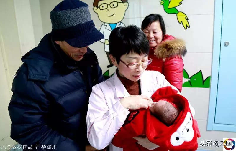 孕婦懷孕6個月在家產「掌心寶寶」,急壞家人,住保溫箱2月活下來