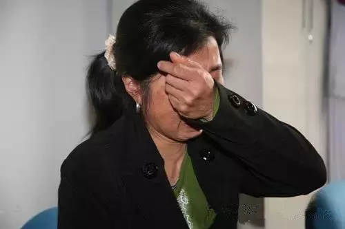 母女遭家暴後驚慌逃到超市,本以為會被趕出去,沒想到店經理「這個舉動」讓她當場痛哭!
