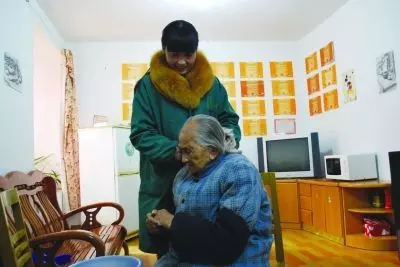 2個閨女接連失蹤,八年沒找到,婆婆臨終指指牆,她才知當年實情