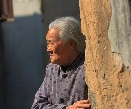 2個閨女接連失蹤,八年沒找到,婆婆臨終指指牆,她才知當年實情