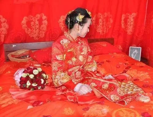 新婚夜兒媳婦大笑,兒子卻尖叫救命,俺跑進婚房,指責兒子沒人性