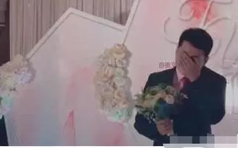 新婚夜兒媳婦大笑,兒子卻尖叫救命,俺跑進婚房,指責兒子沒人性