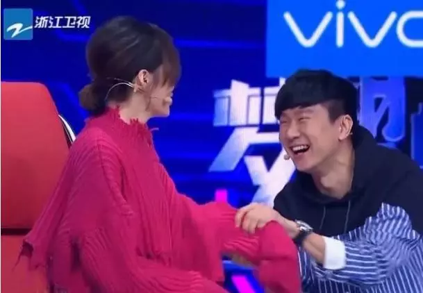 林俊傑翻唱《領悟》,有誰注意到張靚穎的眼神?細節見愛情!