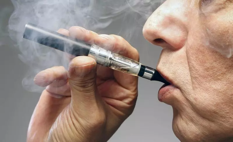 45歲女子確診晚期肺癌,不抽菸不喝酒,只因長期在做兩件事!