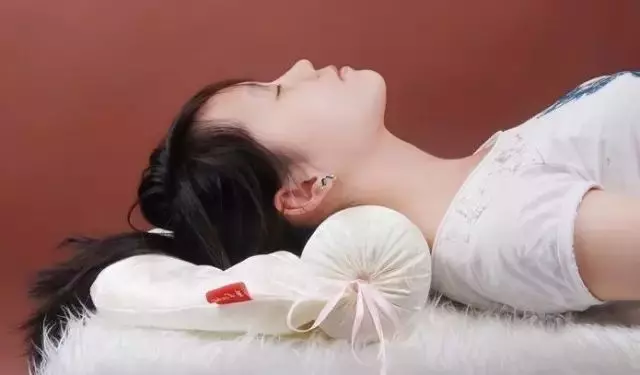 老婆偷偷往老公枕頭裡裝了2斤黃豆,一個月後,意想不到的事情發生了!