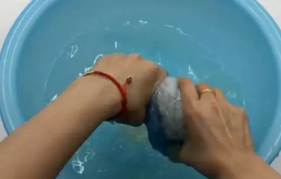 房間裏掛一條毛巾太厲害了,好多人都不明白有啥用,現在知道不晚