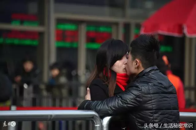 女兒帶男友回家,吃飯時女兒打勢,母親發現情況不對,偷偷的報警