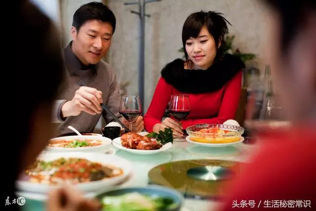 女兒帶男友回家,吃飯時女兒打勢,母親發現情況不對,偷偷的報警