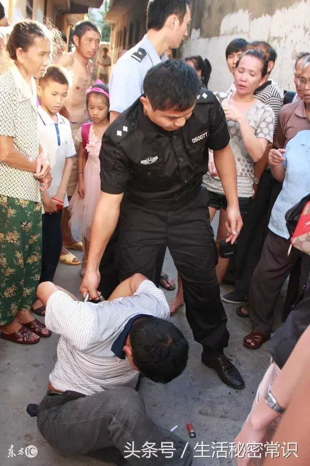 女兒帶男友回家,吃飯時女兒打勢,母親發現情況不對,偷偷的報警