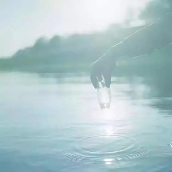 一位富人請風水先生去他家墓地看風水