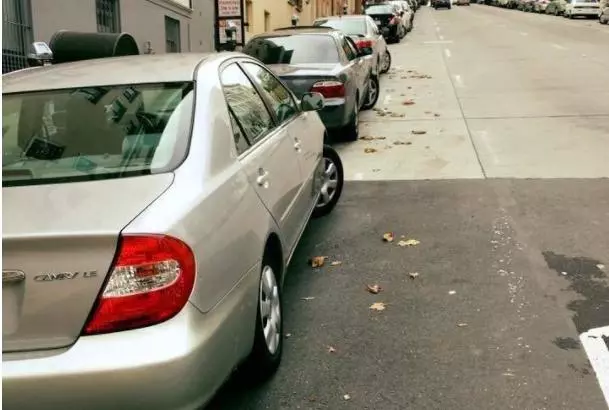 為甚麼車子停斜坡車輪胎要打歪?96%的人都答錯了!沒想到這樣做是為了 …