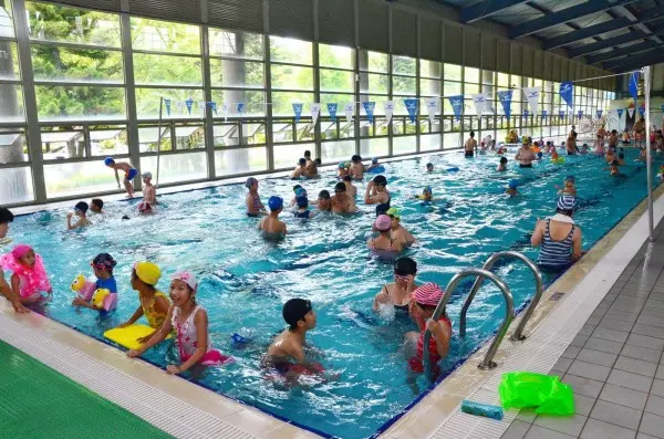血氣方剛克制不住?黑人看見辣妹忍不住在泳池...