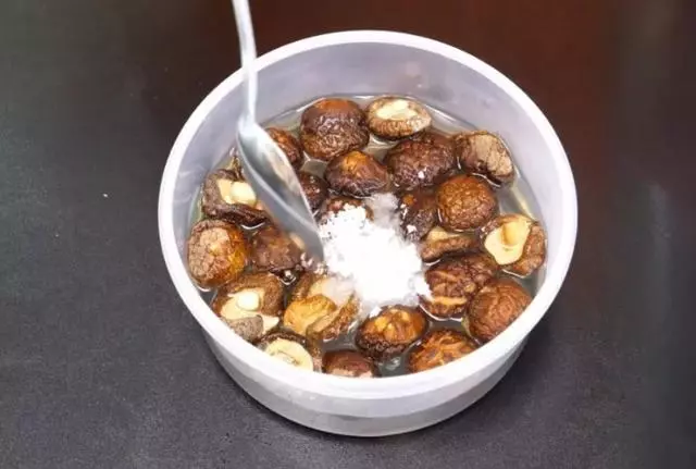 泡發香菇,10個人9人都錯了,飯店廚師長用這方法,三分鐘全泡開