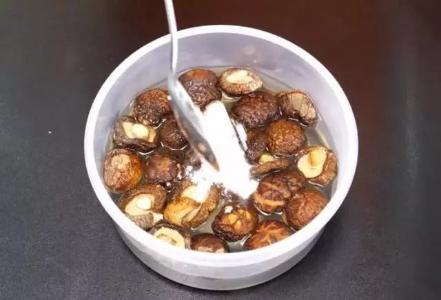 泡發香菇,10個人9人都錯了,飯店廚師長用這方法,三分鐘全泡開