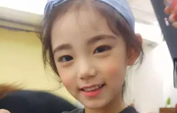 6歲女孩被經紀公司看上,表示10年等她長大,卻被媽媽長相驚豔了!