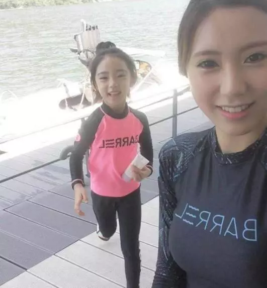 6歲女孩被經紀公司看上,表示10年等她長大,卻被媽媽長相驚豔了!
