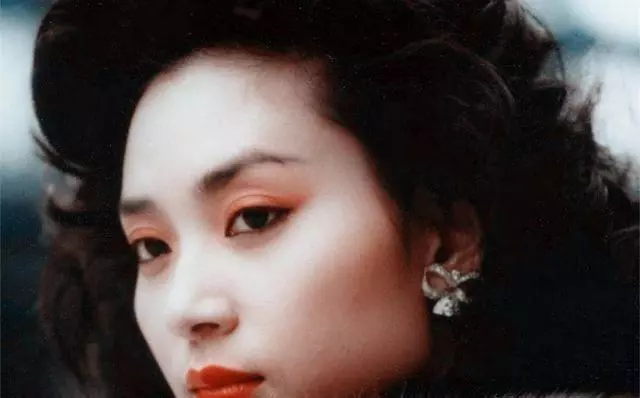 從身無分文到5億女富豪,給內地捐了54所學校,如今卻靠輪椅代步!