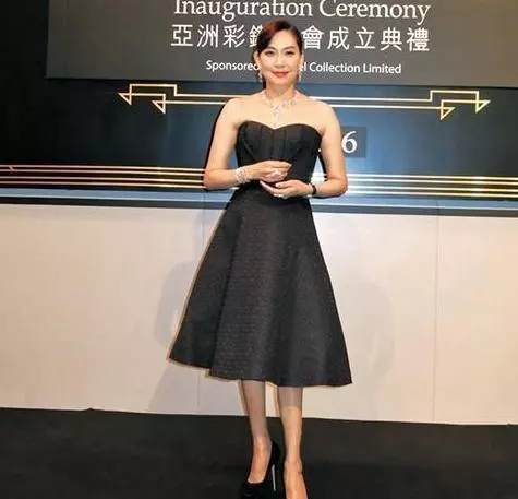 從身無分文到5億女富豪,給內地捐了54所學校,如今卻靠輪椅代步!