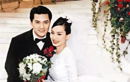 從身無分文到5億女富豪,給內地捐了54所學校,如今卻靠輪椅代步!