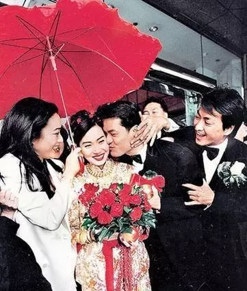 從身無分文到5億女富豪,給內地捐了54所學校,如今卻靠輪椅代步!