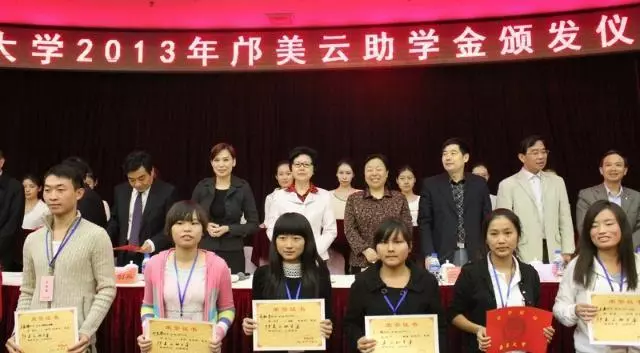 從身無分文到5億女富豪,給內地捐了54所學校,如今卻靠輪椅代步!