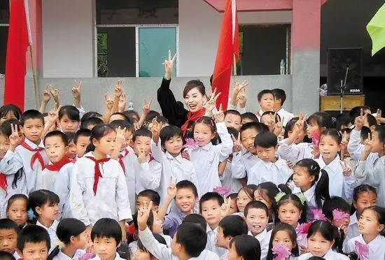 從身無分文到5億女富豪,給內地捐了54所學校,如今卻靠輪椅代步!
